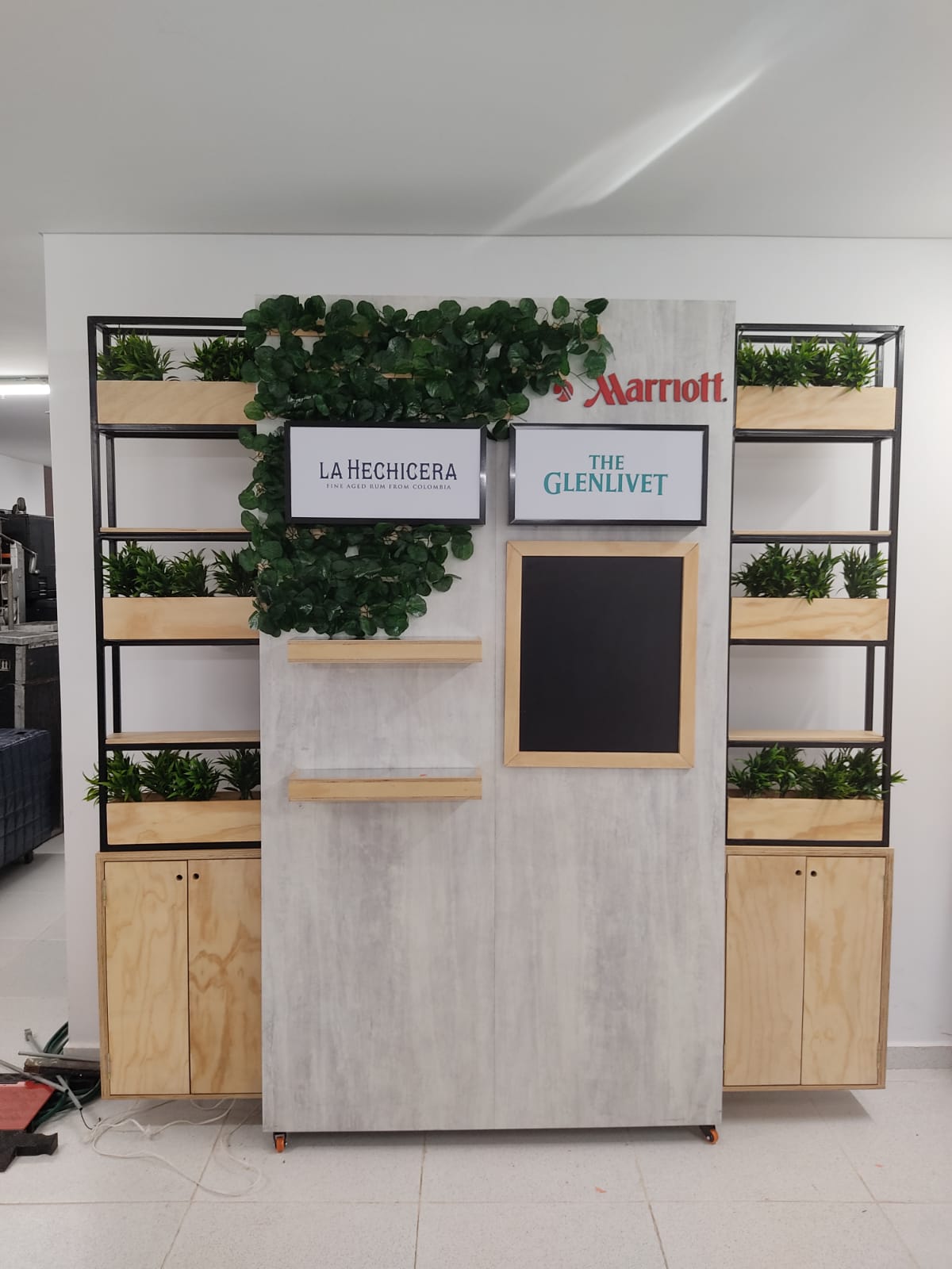 Exhibidor de licores La Hechicera y The Glenlivet para Marriott