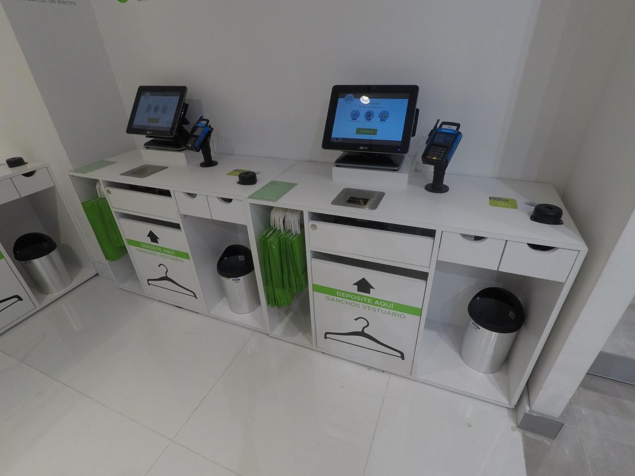 Mobiliario de caja en tienda Falabella
