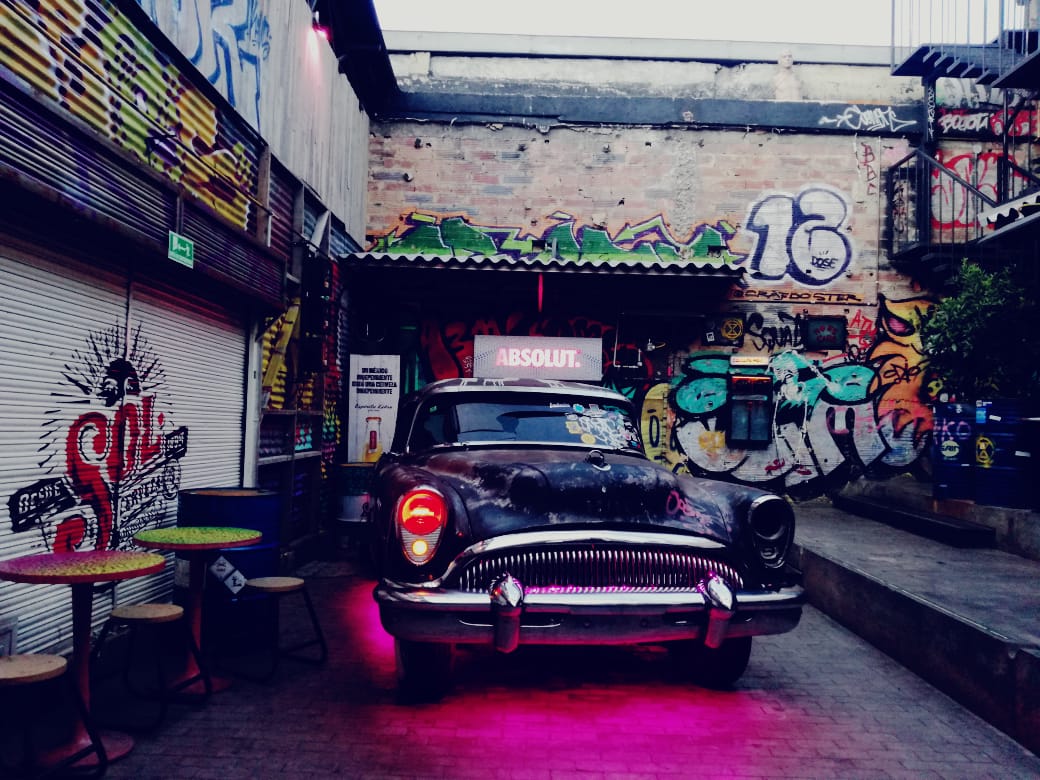 Activación de marca con carro vintage para Absolut