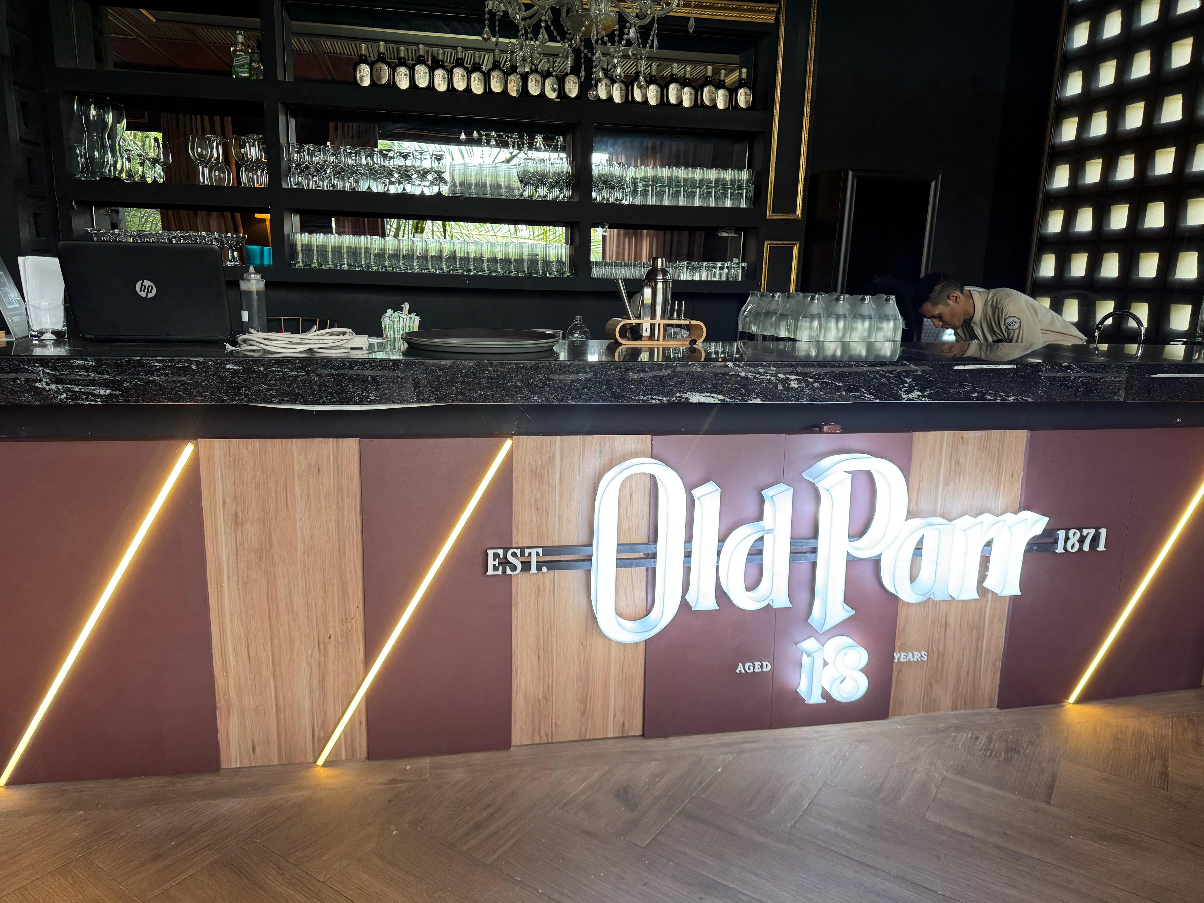 Bartender atendiendo la barra Old Parr