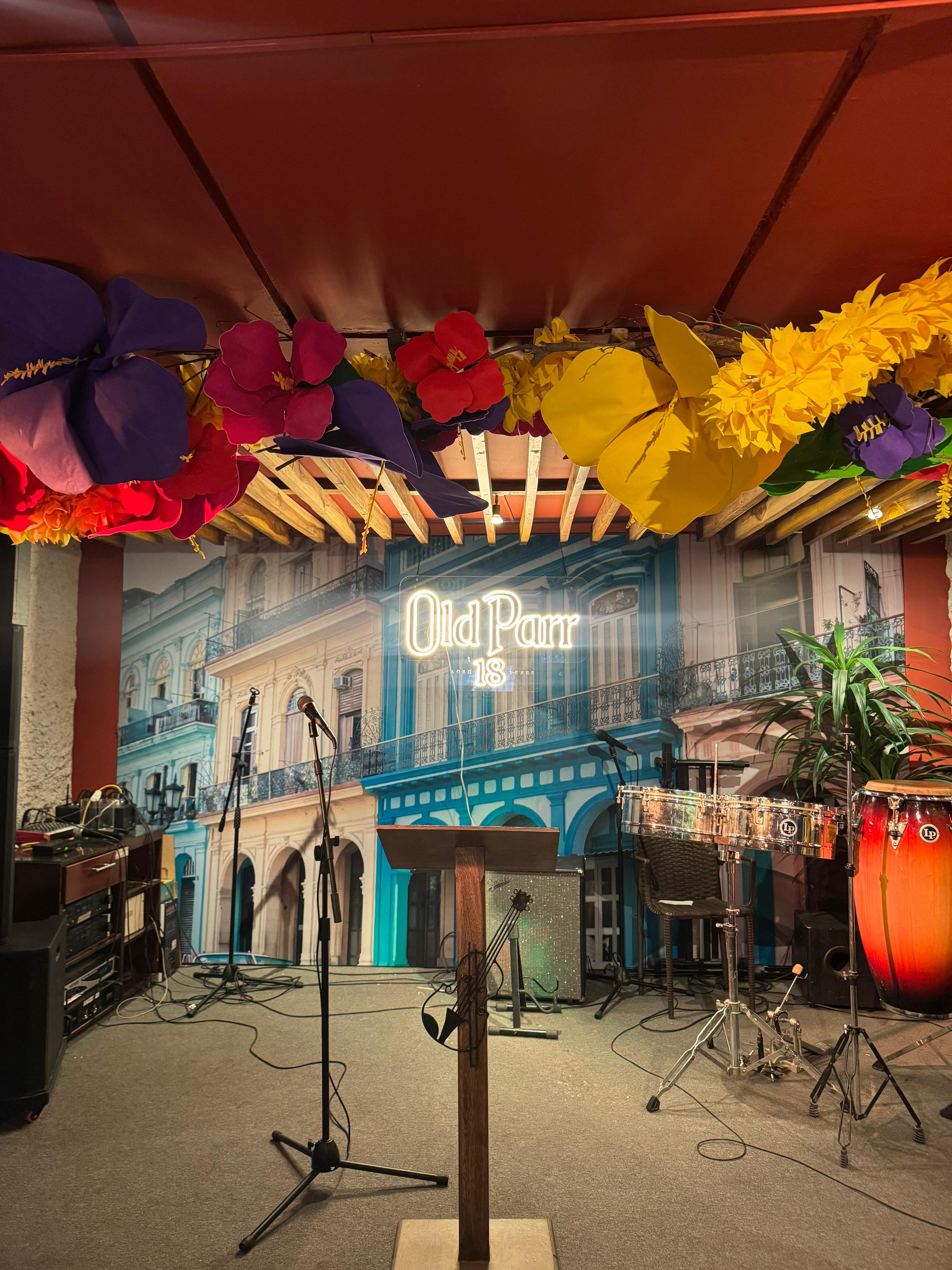 Escenario musical con ambientación de La Habana para Old Parr
