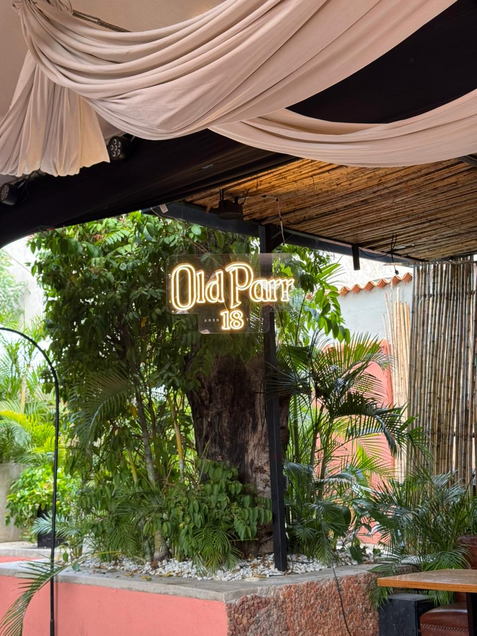 Letrero Old Parr en jardín exterior