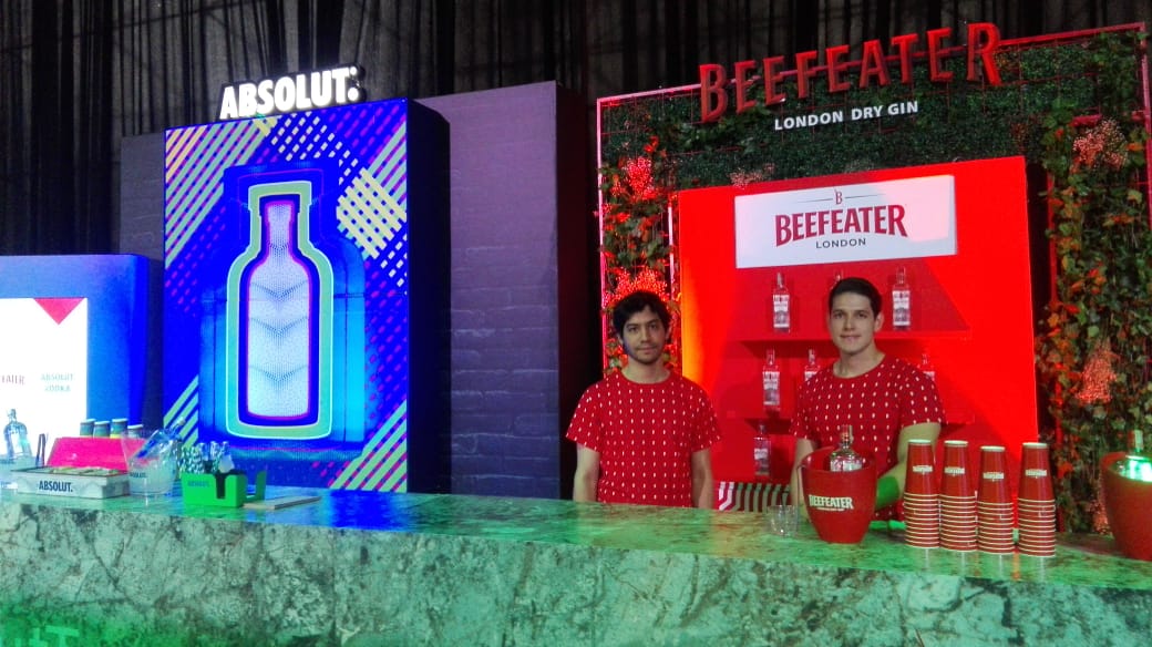 Barra BTL Absolut y Beefeater con personal de marca