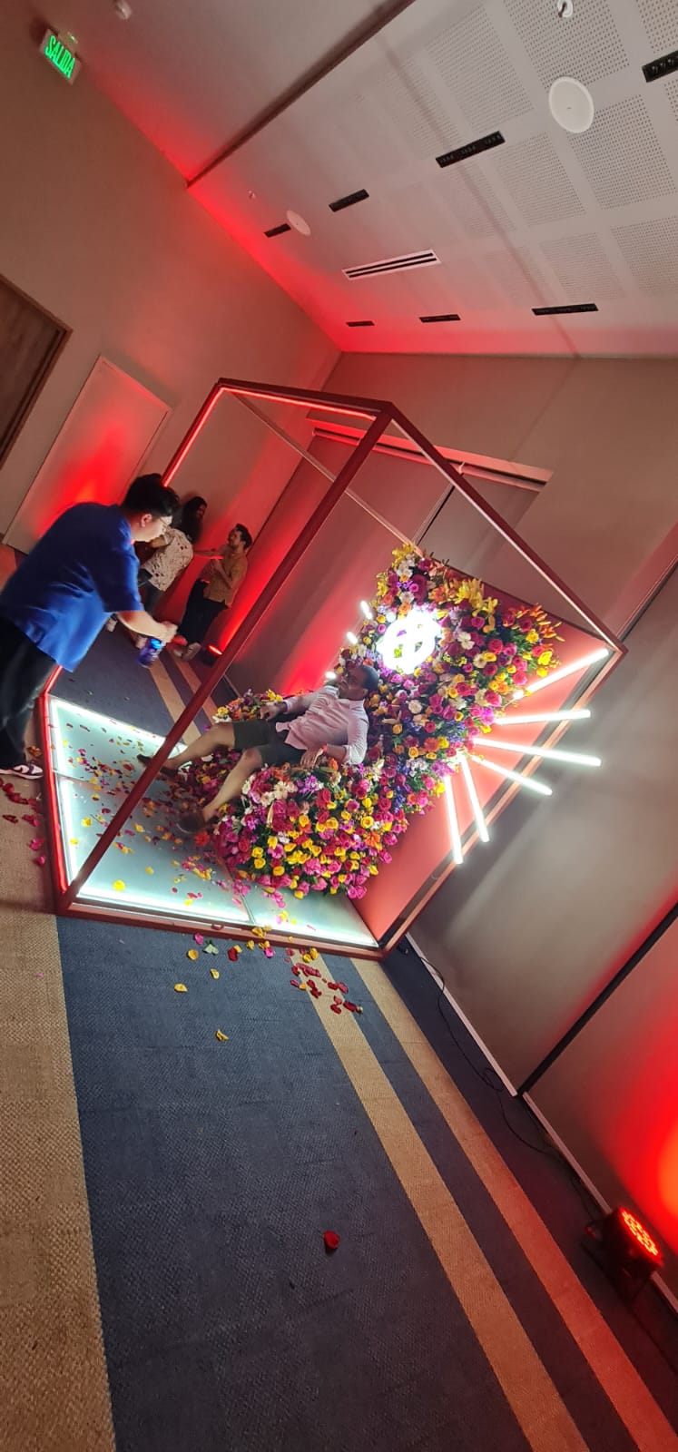 Cabina inmersiva decorada con flores para evento de marca