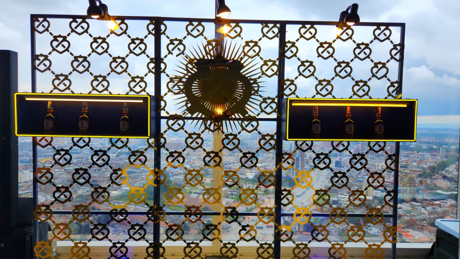 Skybar rooftop con activación de marca Chivas