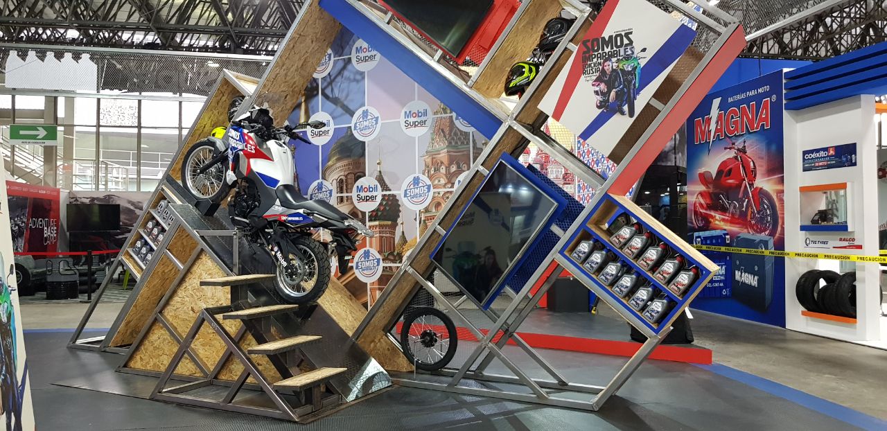 Stand de feria con estructura metálica angular diseñado por Icono Visual